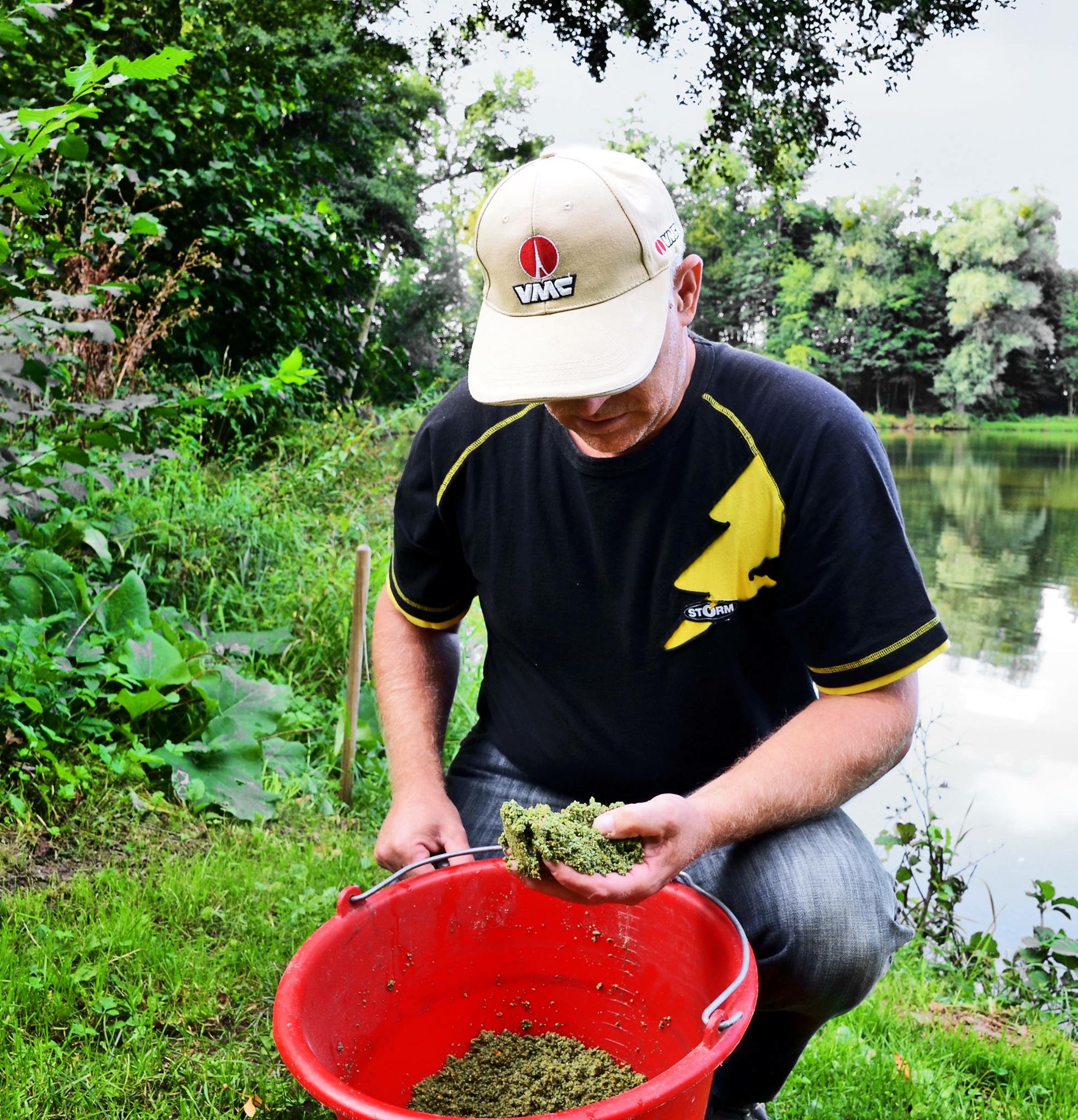 praktický kýbl DYNAMITE BAITS na feeder směsi